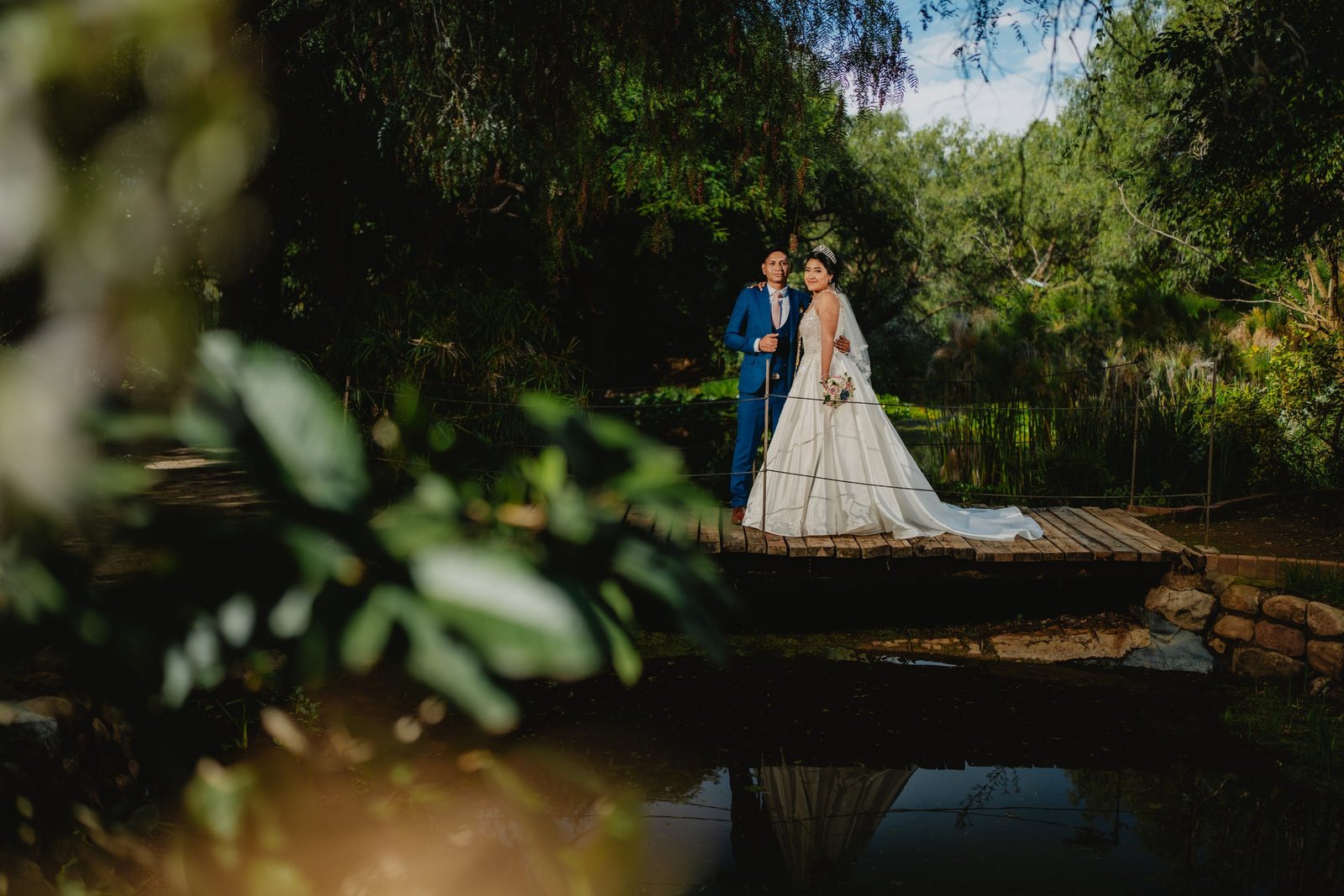 Pareja de novios bailando, siendo fotografiados al final de la noche.